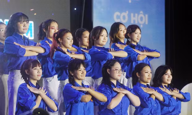 Sinh viên Ngoại ngữ hát 'Thanh niên Việt' bằng 5 ngôn ngữ