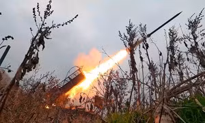 Bệ phóng rocket đa nòng Grad của Nga bắn về phía vị trí của Ukraine tại địa điểm không được công bố, ngày 12/11. (Ảnh: AP)