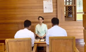 Myanmar công bố ảnh hiếm của bà Aung San Suu Kyi khi nhận sách từ Vua Charles III
