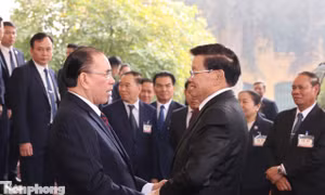 Tổng Bí thư, Chủ tịch nước Lào thăm nguyên Tổng Bí thư Nông Đức Mạnh