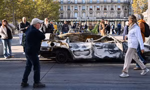 Tổng thống Macron bị chỉ trích vì đi xem hoà nhạc khi nước Pháp chìm trong bạo loạn