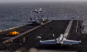 Tổng thống Mỹ Trump nói nhiệm vụ của tàu sân bay USS Abraham Lincoln ‘chưa đủ lâu’