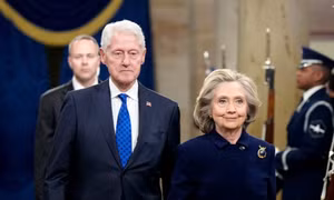 Vợ chồng cựu Tổng thống Mỹ Bill Clinton tái xuất trước bầu cử giữa nhiệm kỳ