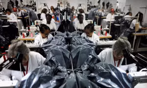 Xưởng thời trang chuyển sang may túi đựng thi thể sau thảm họa động đất Venezuela