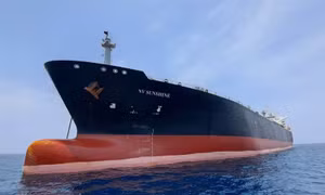 Iran tấn công một tàu chở khí dầu mỏ hóa lỏng ở eo biển Hormuz, gây đám cháy lớn