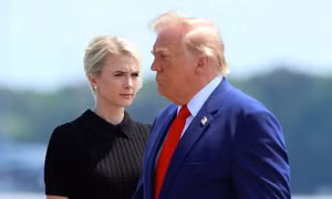 Nữ trợ lý của Tổng thống Trump bỗng dưng thành tâm điểm chú ý sau vụ bí mật đổi máy bay