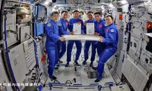 Sự cố bất thường khiến tàu vũ trụ Trung Quốc chưa trở về Trái đất