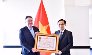 Trao tặng Huân chương Hữu nghị cho Đại sứ Mỹ Marc Knapper 