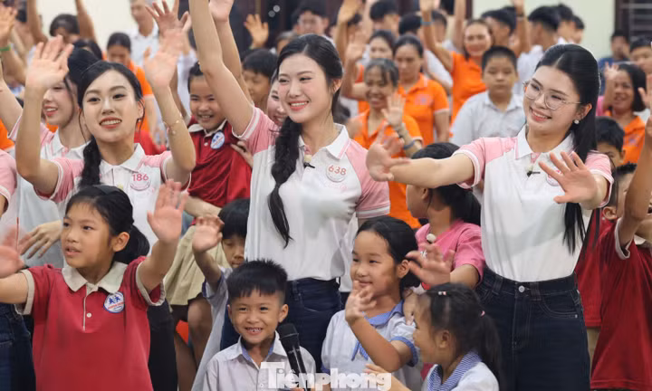 Xúc động các cô gái Hoa hậu Việt Nam bên trẻ em Làng SOS Hải Phòng
