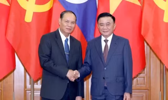 Thường trực Ban Bí thư Trần Cẩm Tú hội đàm với Thường trực Ban Bí thư Trung ương Đảng Nhân dân Cách mạng Lào