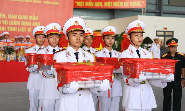Lễ bàn giao mẫu hài cốt các liệt sĩ để đưa ra Hà Nội giám định ADN