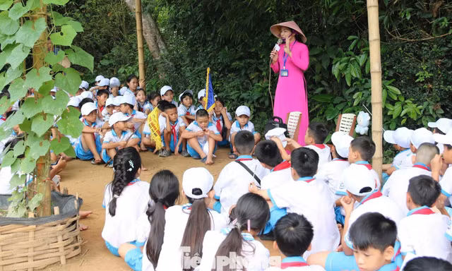 Học sinh nghe thuyết minh về cuộc đời, sự nghiệp của Chủ tịch Hồ Chí Minh tại Khu di tích quốc gia đặc biệt Kim Liên (xã Kim Liên, Nghệ An) 