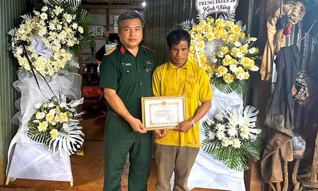 Hạ sĩ người Jrai quên mình cứu hai người bị điện giật