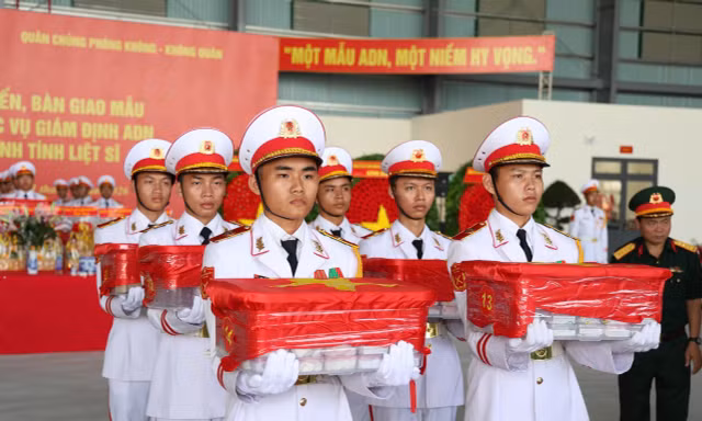 Lễ bàn giao mẫu hài cốt các liệt sĩ để đưa ra Hà Nội giám định ADN