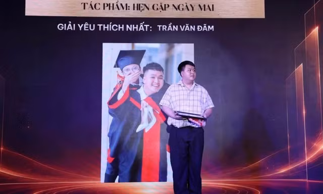 Hành trình tự tay thắt lại chiếc cà vạt đời mình
