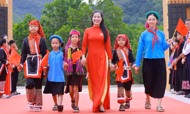 Cô và trò Trường Phổ thông nội trú Tiểu học và THCS Bình Liêu -Quảng Ninh hân hoan đón năm học mới trong ngôi trường khang trang, hiện đại Ảnh: Quang Vinh