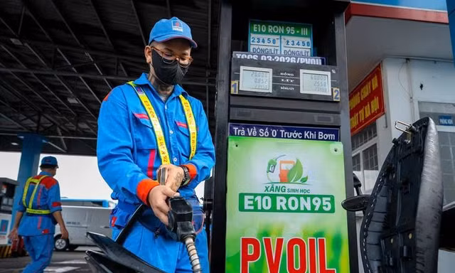 Giá xăng tăng mạnh từ chiều nay.