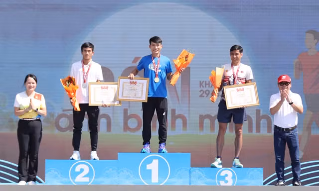 Vận động viên chạy 10km hệ tuyển xuất phát