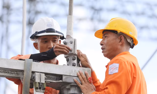 Biểu giá điện luỹ tiến với các mức giá trong từng bậc thang hiện quá cao khiến hoá đơn tiền điện của người dân tăng bất ngờ khi sử dụng nhiều.