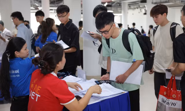 Tân sinh viên nhập học tại cơ sở Hòa Lạc của ĐH Quốc gia Hà Nội Ảnh: NGHIÊM HUÊ 