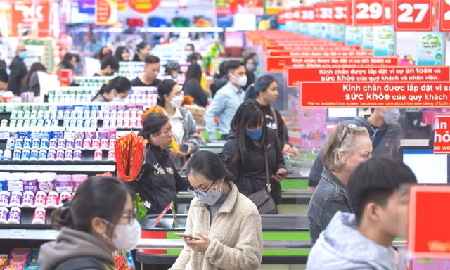 GDP tăng cao, vì sao túi tiền người dân vẫn ‘mỏng’?