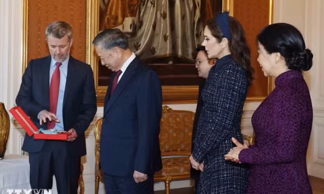 Nhà vua Đan Mạch trao tặng Tổng Bí thư, Chủ tịch nước Huân chương cao quý