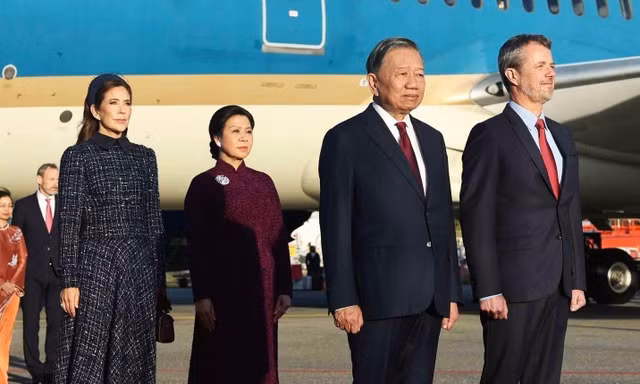 Nhà vua và Hoàng hậu Đan Mạch đón Tổng Bí thư, Chủ tịch nước và Phu nhân tại chân cầu thang máy bay