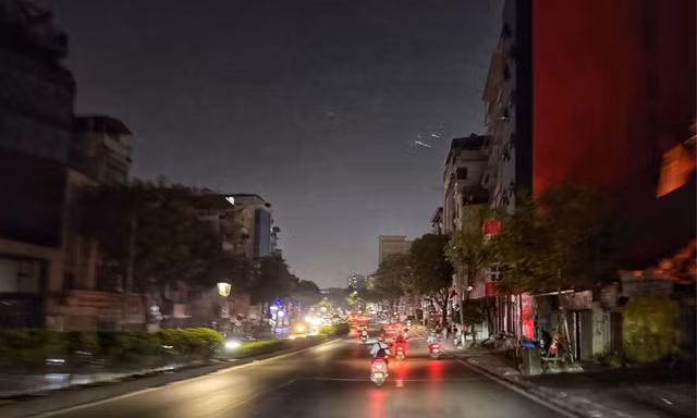 EVN Hà Nội nói gì về việc một số khu vực mất điện giữa đêm?