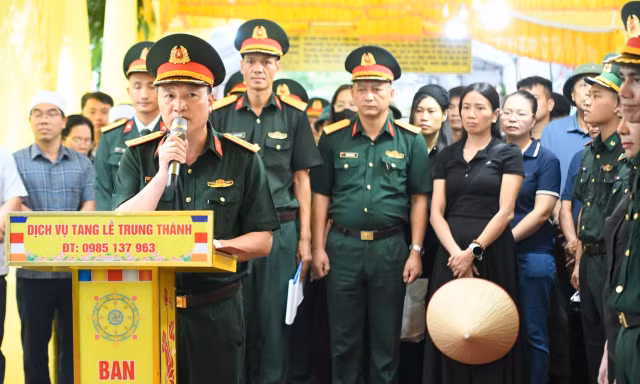 Nghẹn ngào phút đọc quyết định của Chủ tịch nước truy tặng Huân chương dũng cảm cho Trung tá Trần Văn Tùng