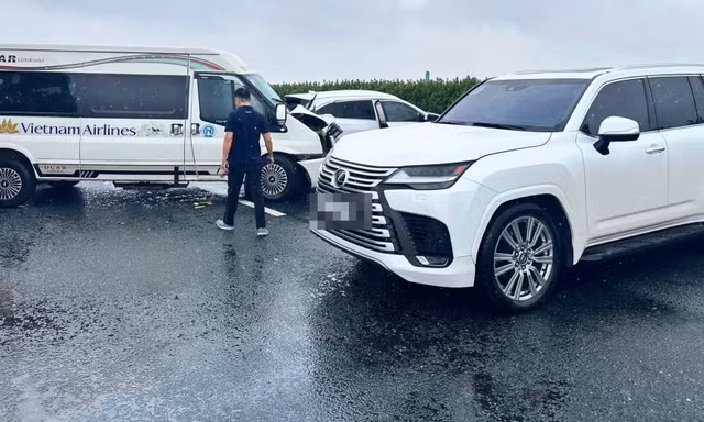 Tạm giữ hình sự tài xế xe Lexus lạng lách, chặn xe khác dẫn đến tai nạn trên cao tốc