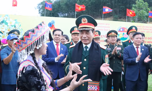 Đại tướng Phan Văn Giang và Đại tướng Khamliang Outhakaysone múa Lamvong cùng đồng bào biên giới