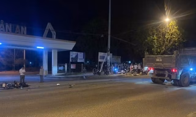 Xe ben và xe máy va chạm trước cổng cụm công nghiệp, hai người tử vong