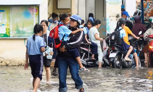 Nhiều trường học ở TPHCM cho học sinh tan học sớm tránh triều cường