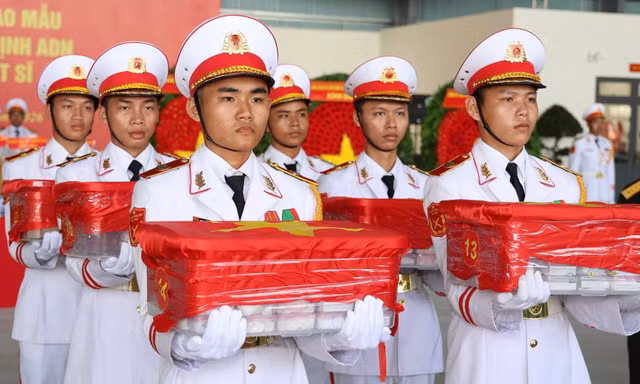 Lễ bàn giao mẫu hài cốt các liệt sĩ để đưa ra Hà Nội giám định ADN