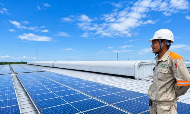 Ông Đào Văn Thuấn - Quản lý điện KCN DEEP C cho biết, sau khi các vướng mắc được tháo gỡ, nhiều dự án điện mặt trời đã chuẩn bị từ trước đồng loạt được triển khai trong thời gian gần đây.