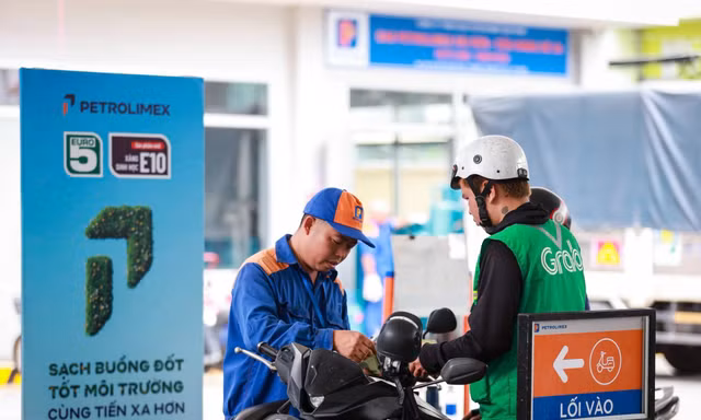 Giá xăng E10 giảm về sát 20.000 đồng/lít