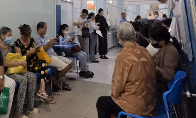 Nơi hàng ghế chờ, tôi thấy mình ngày sau