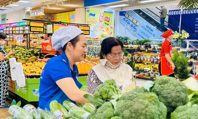 Giá xăng về ngang mức trước khi xảy ra xung đột Trung Đông, sao hàng hóa chưa giảm?