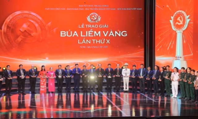 Lễ tuyên dương 96 bí thư chi bộ xuất sắc và trao Giải Búa liềm vàng lần thứ 10