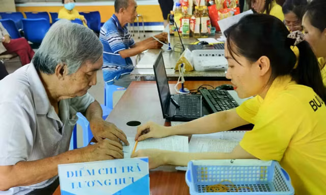 Hơn 20.000 người ở Hà Nội nguy cơ gián đoạn nhận lương hưu tháng 7