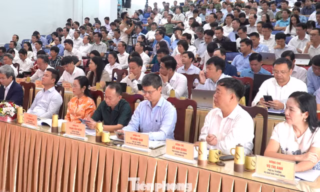 Lãnh đạo Sở vắng họp thi Tốt nghiệp THPT, Thứ trưởng Bộ GD&ĐT yêu cầu giải trình ngay 