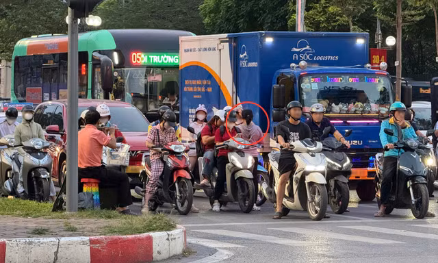 Người bán hàng tràn xuống ngã tư ở Hà Nội, nguy cơ tai nạn rình rập
