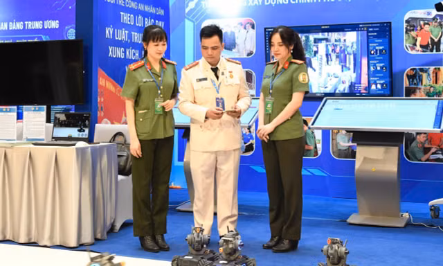 Trải nghiệm bắn súng, tháo lắp vũ khí và robot tuần tra thông minh tại Đại hội Đoàn XIII