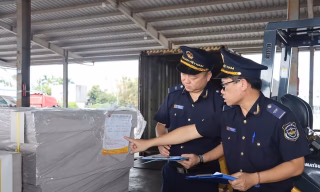Hải quan siết nợ thuế, nhiều giám đốc bị tạm hoãn xuất cảnh