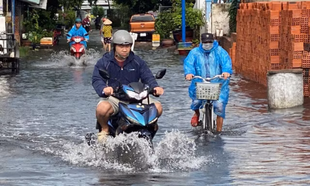 Đến sáng 11/9, một đoạn đường Hồ Học Lãm, phường An Lạc vẫn còn ngập úngẢnh: Hữu Huy 