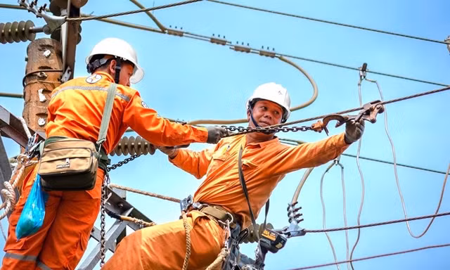 Dồn giờ cao điểm điện vào buổi tối: Ai được lợi, ai chịu thiệt?