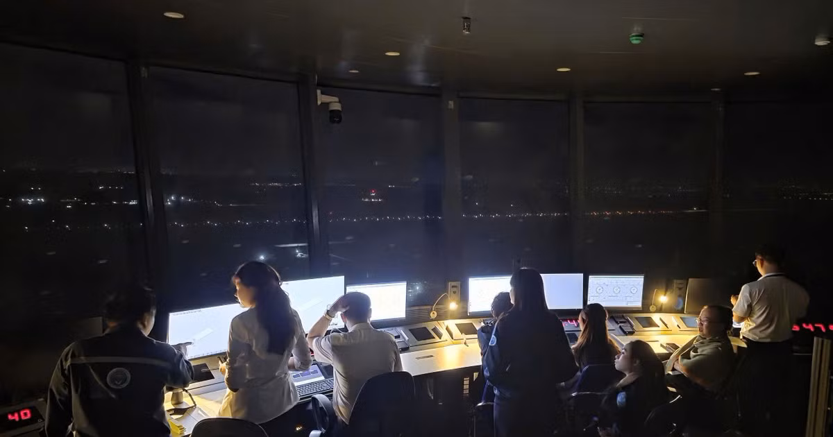 Bên trong đài kiểm soát không lưu. Ảnh: VATM.