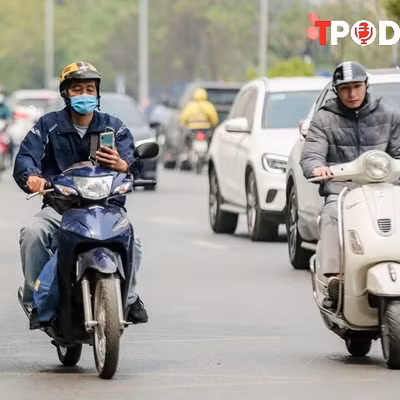 NÓNG 12/1: Mức phạt mới nhất về lỗi cầm, sử dụng điện thoại khi lái xe máy năm 2025