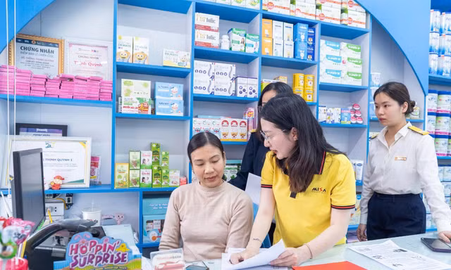 Đơn vị công nghệ cùng cán bộ thuế tới từng hộ kinh doanh tuyên truyền, hướng dẫn sử dụng phần mềm miễn phí hỗ trợ chuyển đổi. 