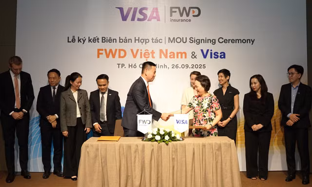Ông Phương Tiến Minh, Tổng giám đốc FWD Việt Nam và bà Đặng Tuyết Dung, Giám đốc Visa Việt Nam và Lào ký kết hợp tác thúc đẩy sự phát triển của bảo hiểm số và thanh toán không tiền mặt tại Việt Nam.